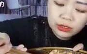 打工小姐姐吃面条,打工小姐姐的温馨面条时光