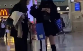 小姐姐在火车站抢票图片,小姐姐的抢票瞬间